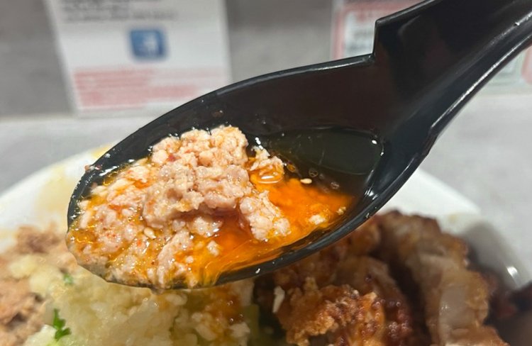 ちょい足しメニューとして、肉味噌や唐揚げをのせたミニ丼280〜320円も用意されている。