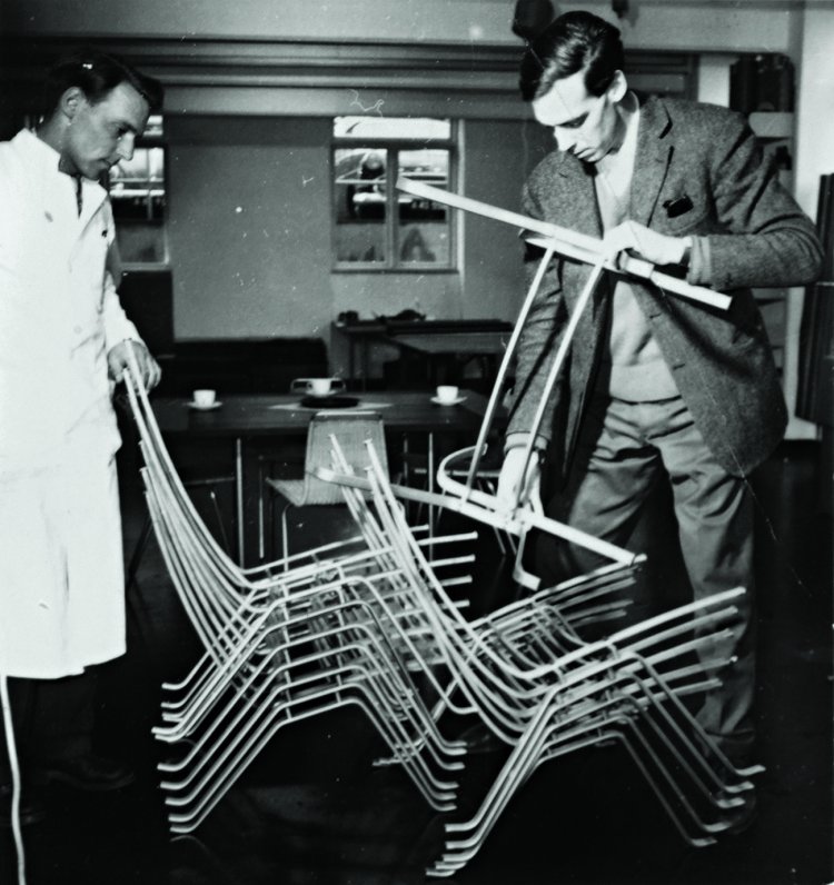 《PK22》のフレームを検証するポール・ケアホルム 1957年頃 Photo courtesy of FRITS HANSEN。