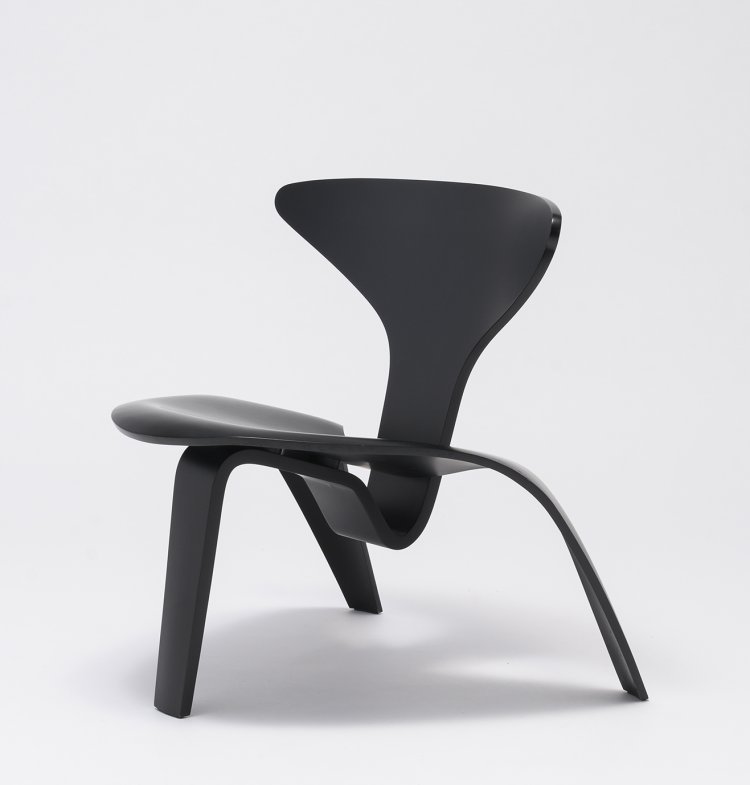 ポール・ケアホルム　≪PK ０≫　1952年 成型合板（塗装） 織田コレクション／北海道東川町蔵　撮影：大塚友記憲。