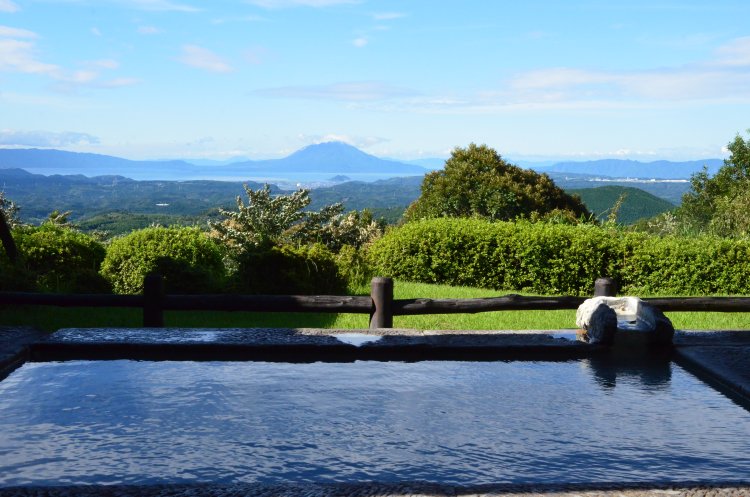 晴れていれば錦江湾と桜島を眺められる「錦江の湯」。