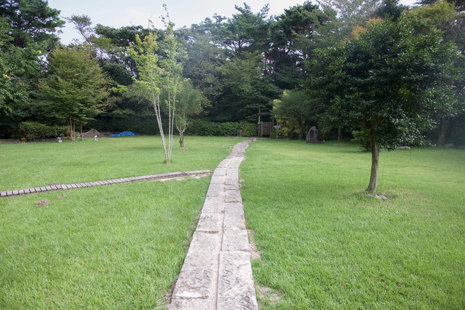 同じく壮一さんが切り石を並べて造った「赤松の湯」への遊歩道。