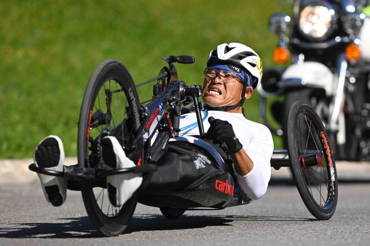 身体が地面に近いところで進んでいくハンドサイクル。