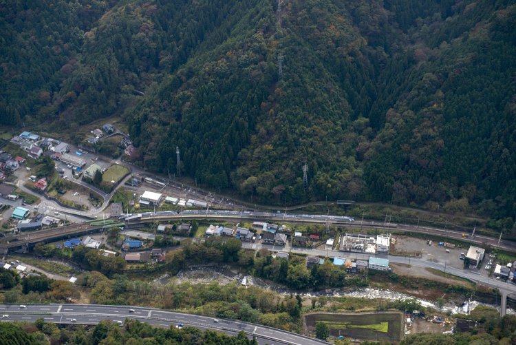 笹子駅の空撮。本線上にホームがあるが、移転前は左手の保線施設が旧ホームであった。2020年10月27日空撮。