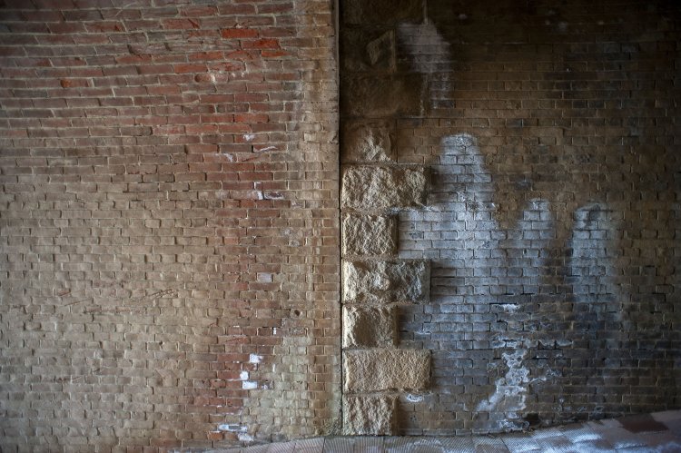 菱山道路隧道の接合部。右が1903年の中央本線開業時で、左が1912年の勝沼駅開業による増設。迫石もつくられた断面にピッタリとくっつくように増設されたのがうかがい知れる。2009年3月13日撮影。