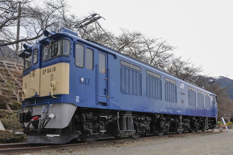 駅前の公園に保存されているEF64 18号機。近年、再整備されて美しくなった。2009年3月13日撮影。