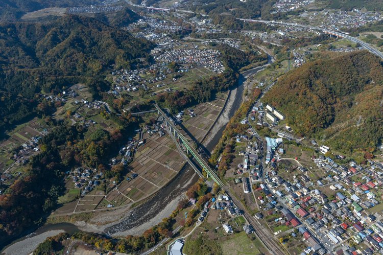 2012年11月14日空撮。鳥沢～猿橋間の新桂川橋梁。旧線は右手の桂川に沿って線路があった。もうほとんど痕跡がない。