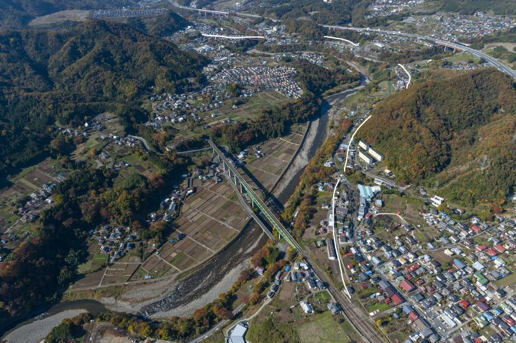 旧線のだいたいの位置を加筆した。白線のルートを通っていた。