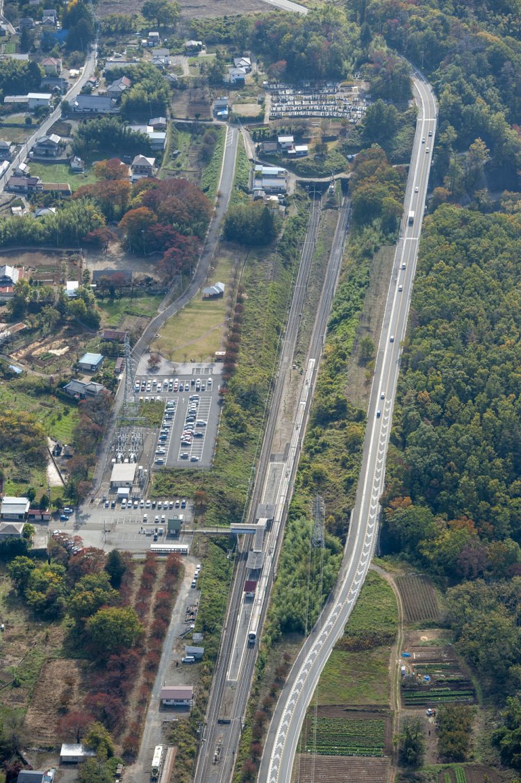 穴山駅。左手の細い道路は引き上げ線の跡。2014年11月5日空撮。