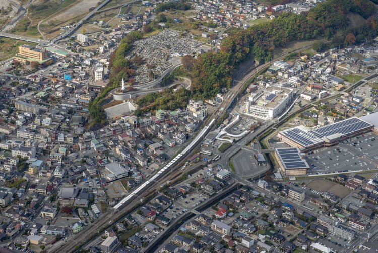 2014年11月5日空撮。韮山駅もスイッチバック駅だった。ホーム右手の駅舎と駅前、白いビルのあたりに旧駅があった。