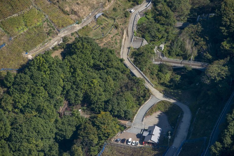 2015年10月14日空撮。大日影トンネル東側の坑口を空撮。手前がそれである。奥の線路は現行の中央本線。狭い谷間にトンネルが連続している。