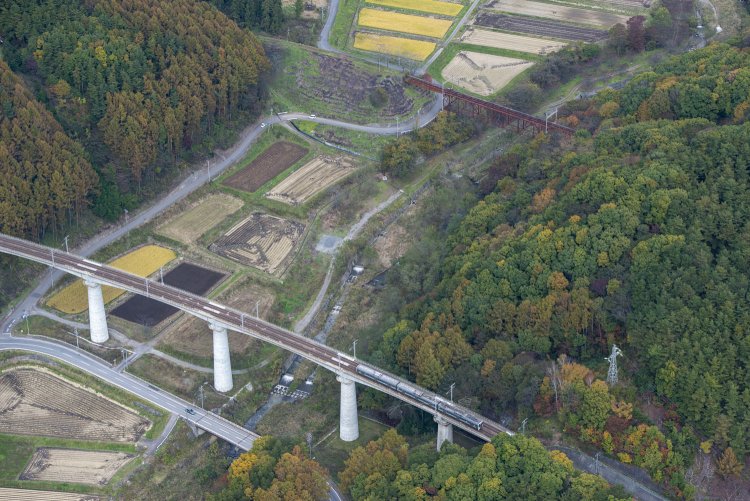 空撮写真が分かりやすい。下り列車に乗車していると右手に旧立場川橋梁のボルチモアトラスが見える。高い築堤にも目を見張る。