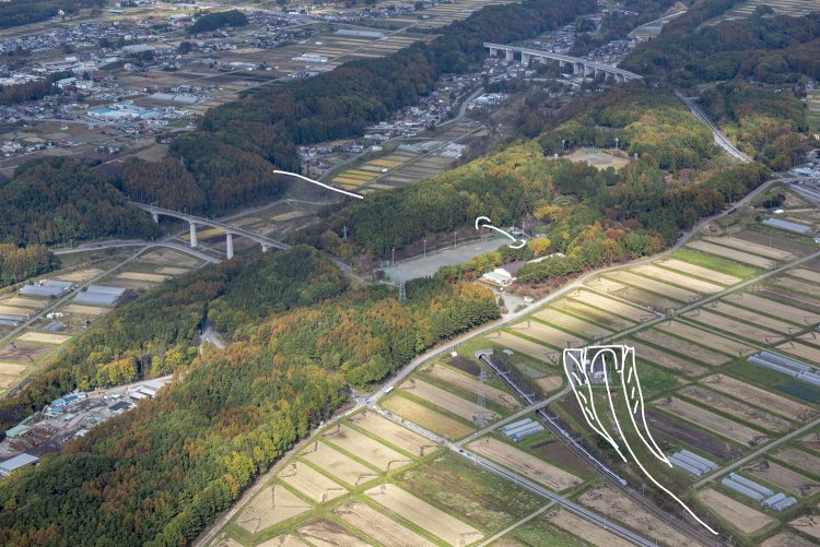 旧線を白線で加筆。こんな感じでカーブが急であったのだ。