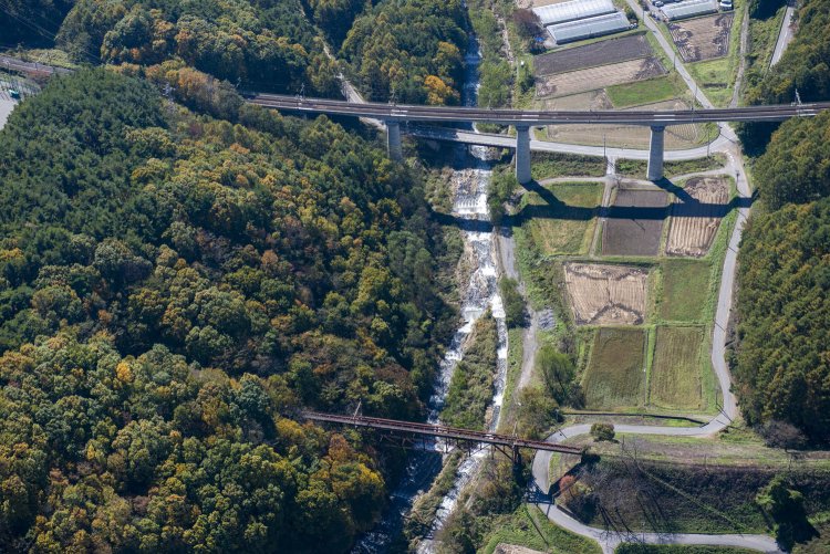 2017年10月30日空撮。旧立場川橋梁のボルチモアトラスと現行の複線立場川橋梁。旧線は線路が剝がされているものの、現役時の雰囲気が色濃く残されていた。