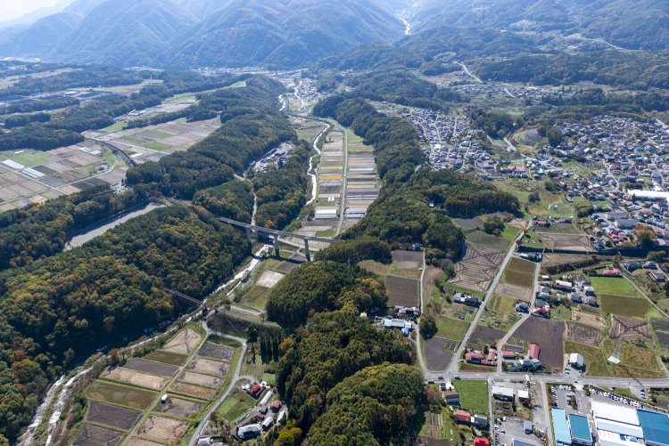 2017年10月30日空撮。北側から空撮。旧線は立場川の窪地を避けるように迂回しながら、谷が狭い位置に架橋したとうかがい知れる。