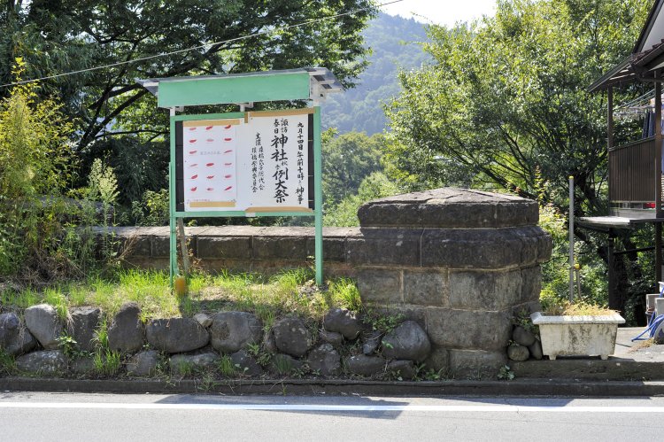 2008年9月17日撮影。奇橋「猿橋」に近い旧甲州街道を歩いていると、居酒屋の隣に突如としてトンネル坑門の笠石と壁柱部分が現れた。この直下に大原トンネルが口を開けている。
