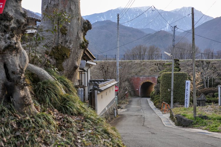 2009年3月12日撮影。穴山駅の引き上げ線の築堤は遊歩道となっており、生活道はレンガのトンネルで潜る。もともと道だったのか水路だったのかは一見して分からなかった。