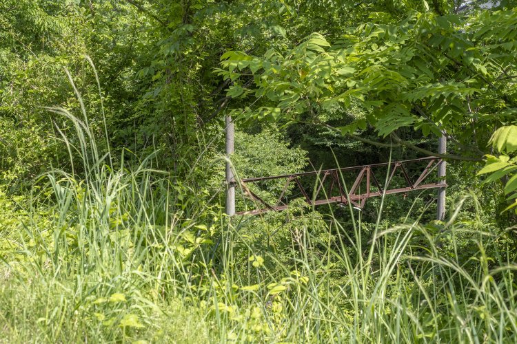 架線柱とビーム。錆が目立つ。