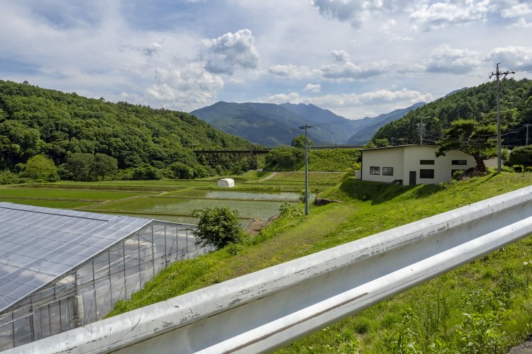 谷間の集落と田畑の先に見えるは「ボルチモアトラス」。