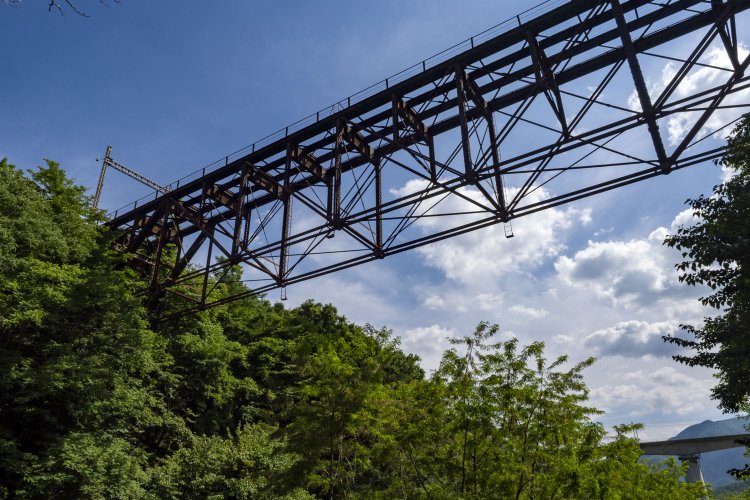 近づいてくるとトラス構造が手に取るように見えてきた。