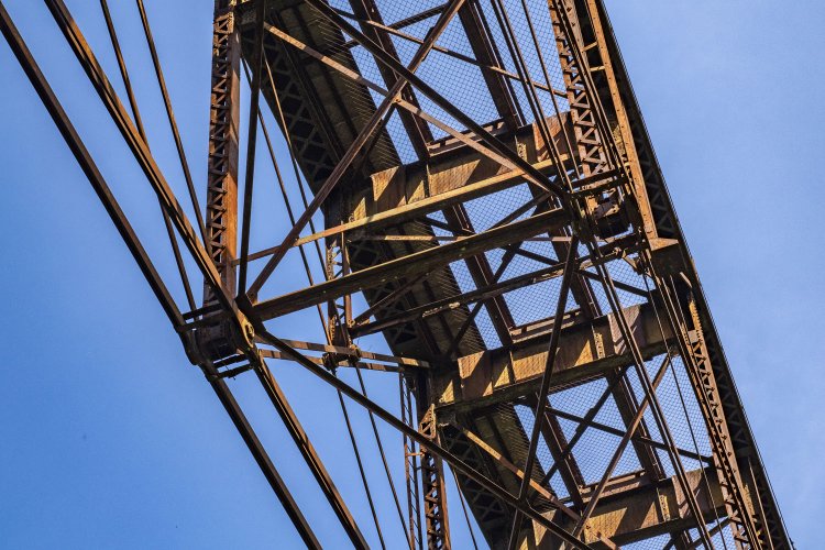 下弦材と斜材はアイバーで構成されており、部材の結合点にはピン結合である。