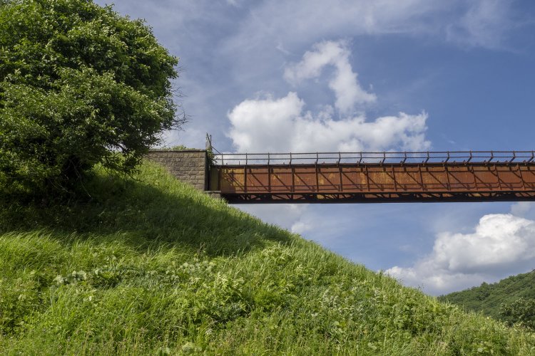 ボルチモアトラスの富士見側はプレートガーダが連続している。