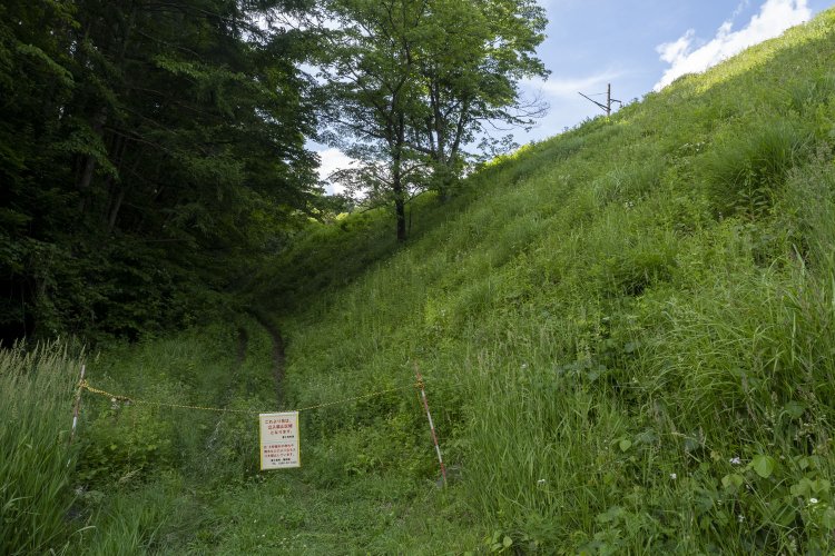 築堤の反対側も立入禁止。こちらは瀬澤トンネルから続く排水路がある。