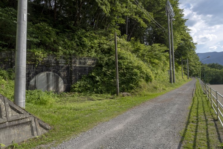 ここになぜトンネルが？と思うほど、運動場のすぐ脇にある。旧線が現役の頃は、ここはどこにでもある山中だった。