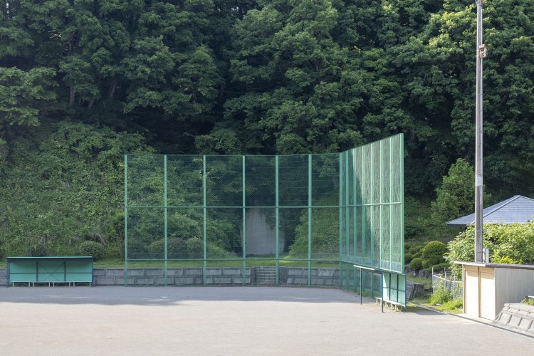 バックネット裏にある廃トンネルというのも珍しい。こちらは姥沢トンネル。撮影位置はちょうど線路があった位置になる。