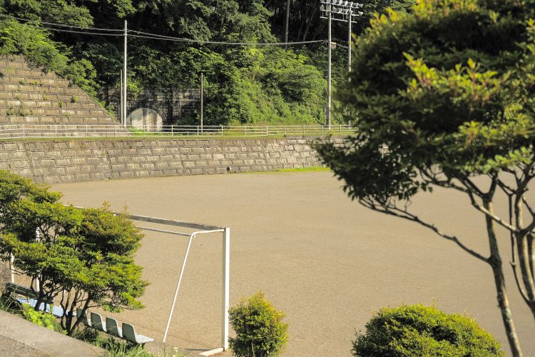 運動場からみた乙事トンネル。これからも運動場の歓声を聞きながら２つのトンネルは残ることだろう。