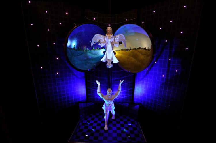 ムットーニ《アトラスの回想》（中原中也「地獄の天使」より）2015年。（写真提供＝世田谷文学館）。