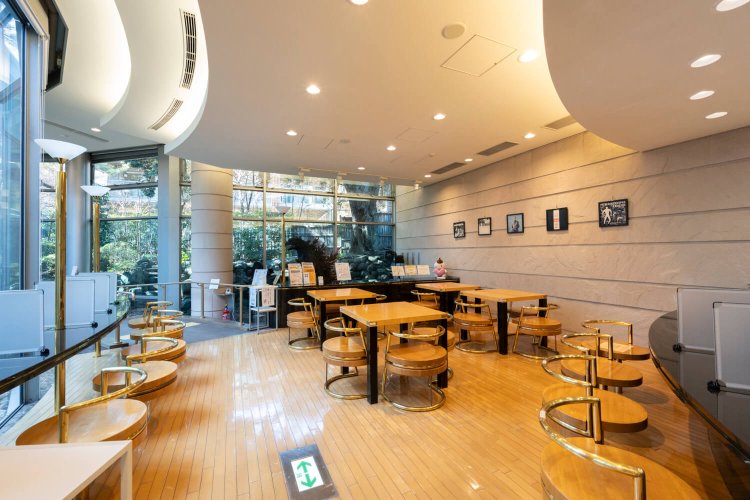 庭が見える「喫茶室どんぐり」（11:00～17:00）。