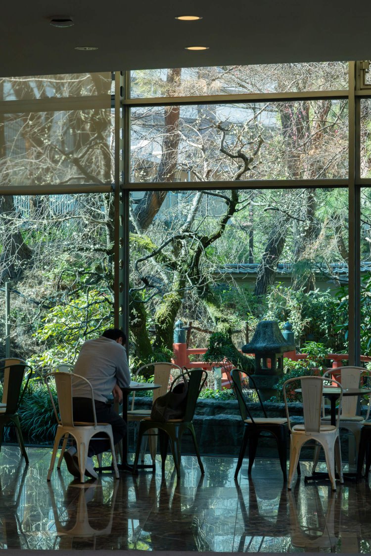 日本庭園と池を眺める、くつろぎのスペース。