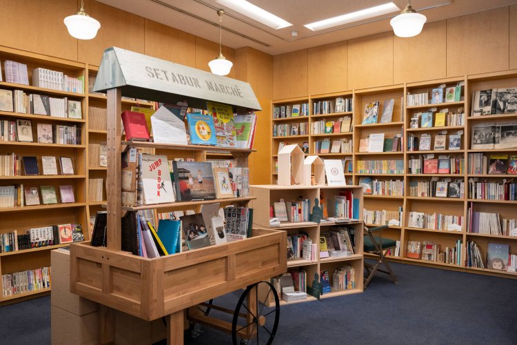 大人スペースに並ぶ本は、展覧会に合わせて選書されている。