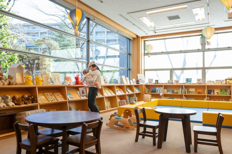 ライブラリー「ほんとわ」の子供スペース。