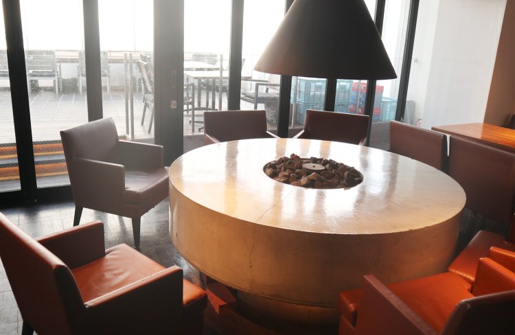 2014年には3階を増築し、現在は地下階を含め全4フロアでの営業スタイル。3階は中央に配置された暖炉が印象的なフロア。