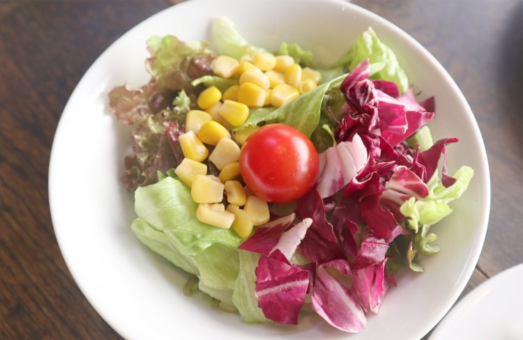 サラダはしっかり量があるので、野菜好きにはありがたい限り！