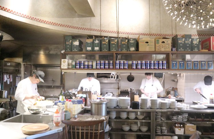 キッチンで忙しそうにそれぞれの持ち場を担当するシェフ達。顔つきは真剣そのもの。