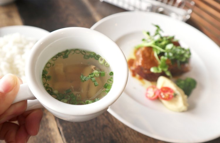 ランチのスープはミネストローネやクリームベースのチャウダーなど、日によって内容が変わるそう。この日はベーコン、きのこ、玉ねぎが入ったコンソメスープ。