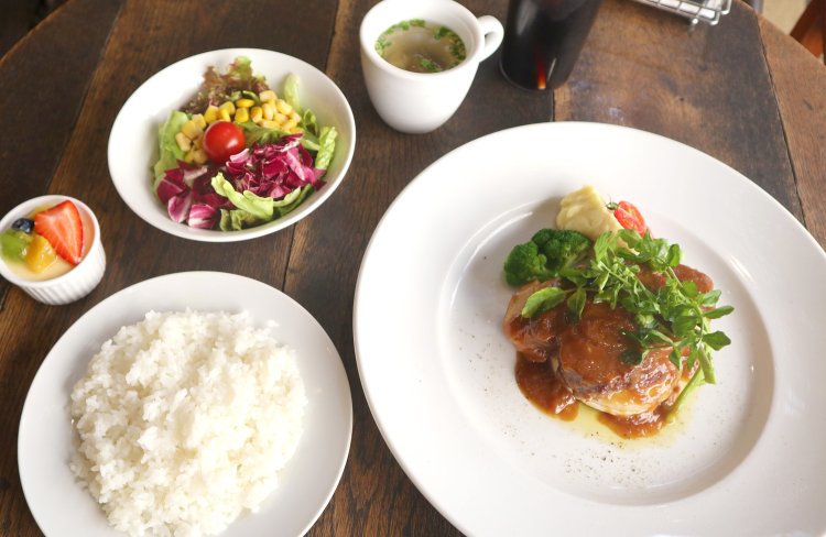 日替わりランチプレート1500円。ご飯、スープ、デザート、ワンドリンク付き。