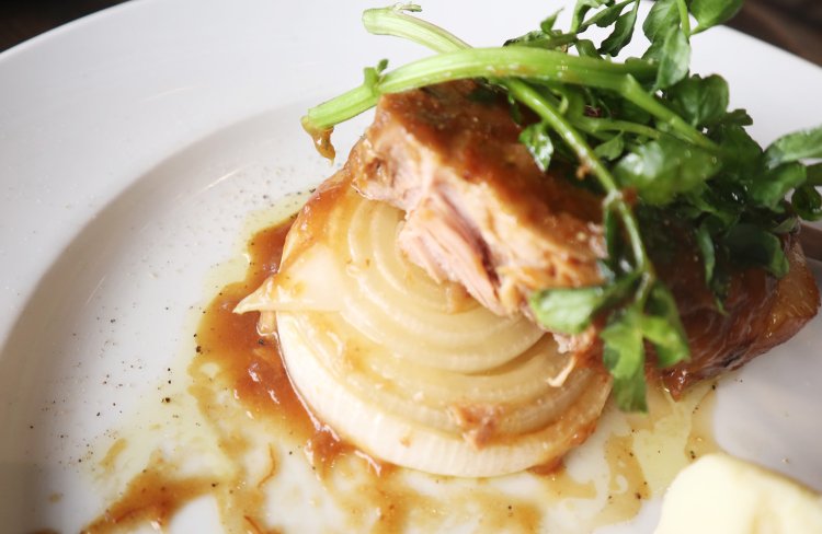 肉と一緒にいただく甘みたっぷりの玉ねぎ。肉×玉ねぎの組み合わせは、ライスとの相性も抜群。