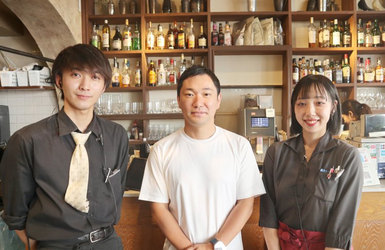 中央に立つマネージャーの茂串さんは、「高田馬場で愛され続ける店にしたい」と一切妥協をしない料理を提供する。