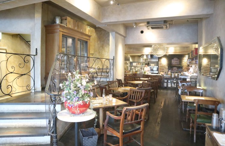 洗練された雰囲気の店内。にぎやかなランチタイムとは一変して、夜はシックな装いのカフェ・バーになるのだとか。