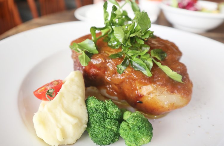 1984年創業の『カフェ コットンクラブ』で人気の1日30食限定日替わりランチプレート1500円。