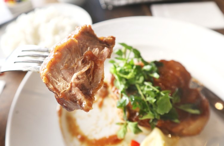 お次はいよいよメインの豚肩ロースを実食！肉の量は一人前200gほどで、食べ応え◎。