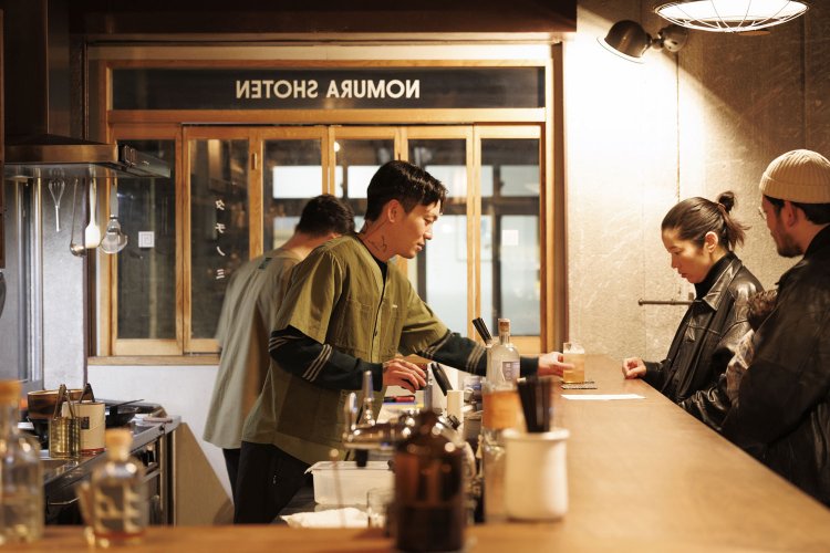 立ち飲みスタイルだが、まるでバーのような雰囲気。