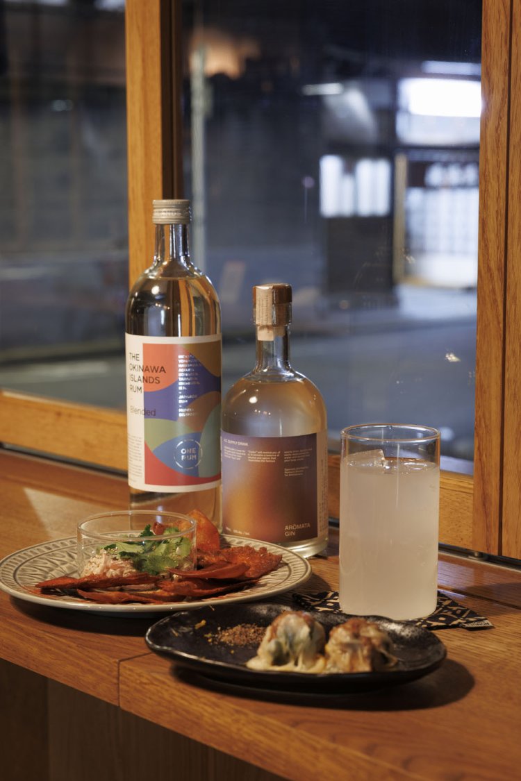 フードやドリンクは月替わりのメニューも登場する。ラム焼売やマグロのタルタルクリームチーズ トルティーヤチップ（取材時）。