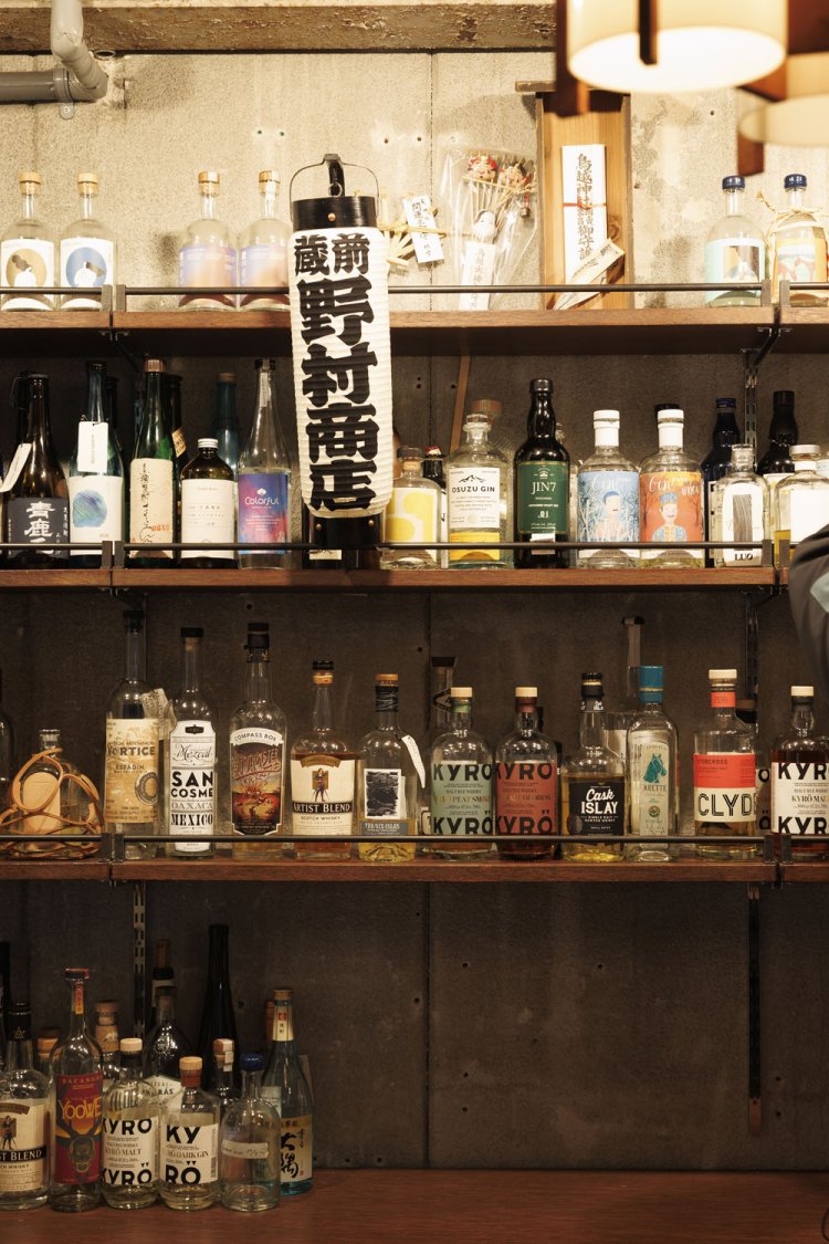 焼酎や泡盛、ワイン、クラフトビールなど、さまざまな酒がそろう。