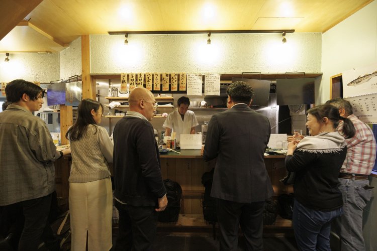 気軽に一人でも飲める大人の立ち飲みスタイルだから居心地がいい。