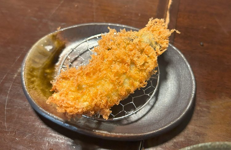 カキフライは、10月から5月頃までの期間限定。火を通したのにもかかわらずとても大きく、驚くお客さんも多いそう。