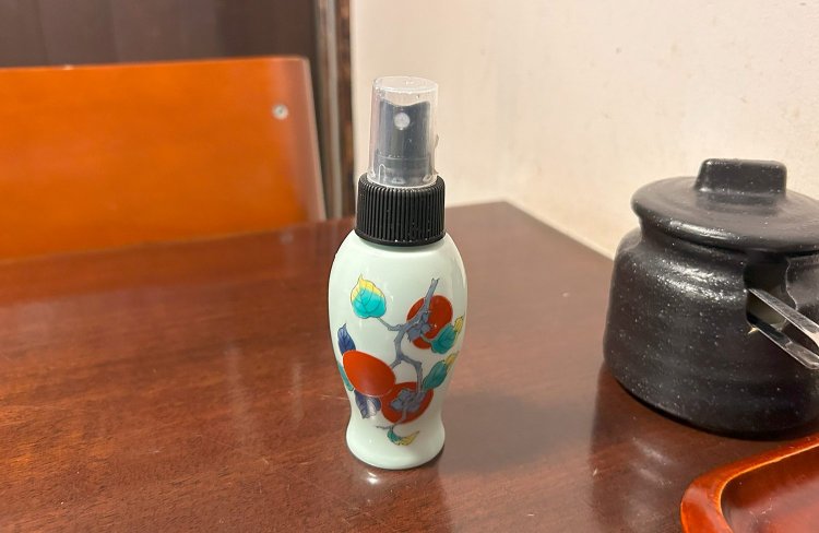 アジフライにかける水塩。他にも梅醤油や自家製ソース、柚子胡椒などが並ぶ。